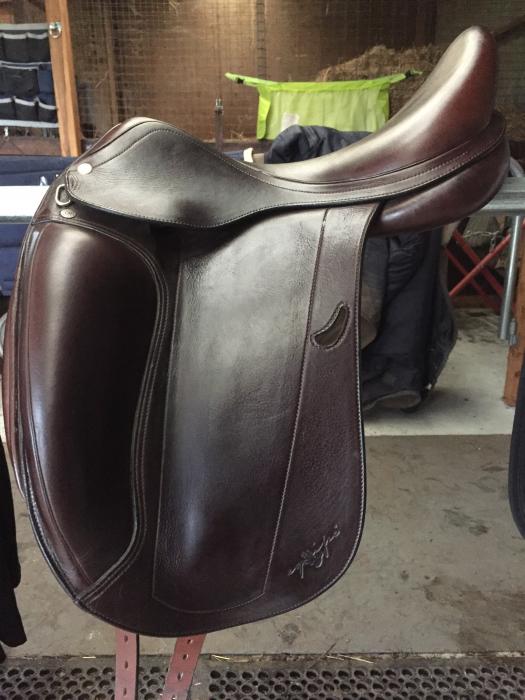 Equipe Emporio 17 inch brown monoflap saddle Dressage and Show Horsezone