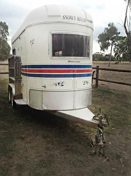 Float with portable yard Floats & Accessories Horsezone