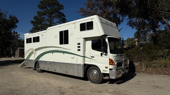 2009 Hino GD 1227 Rivenlee 4 Horse Truck