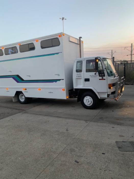 ISUZU  FSR 500 HORSE TRUCK