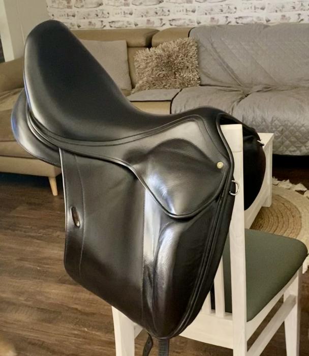 Luc Childeric black leather dressage saddle 17.5in